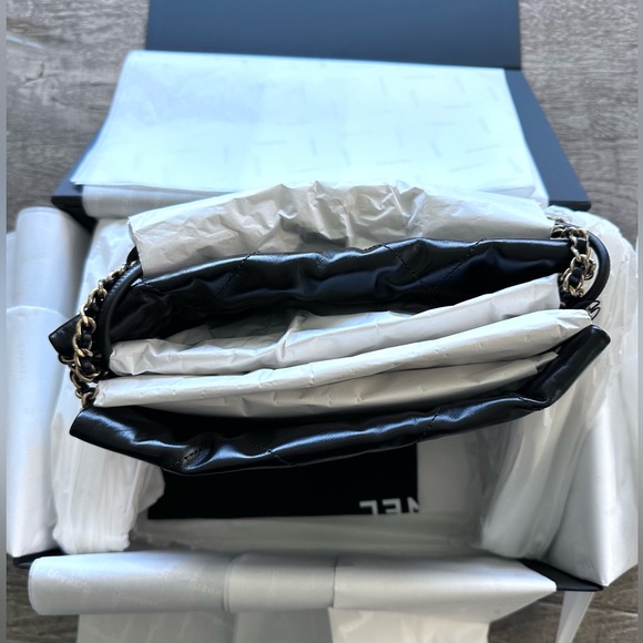 Authentic Black Chanel Glazed Aged Calfskin Mini 22 Bag Gold Hardware 2023. - Picture 4 of 13